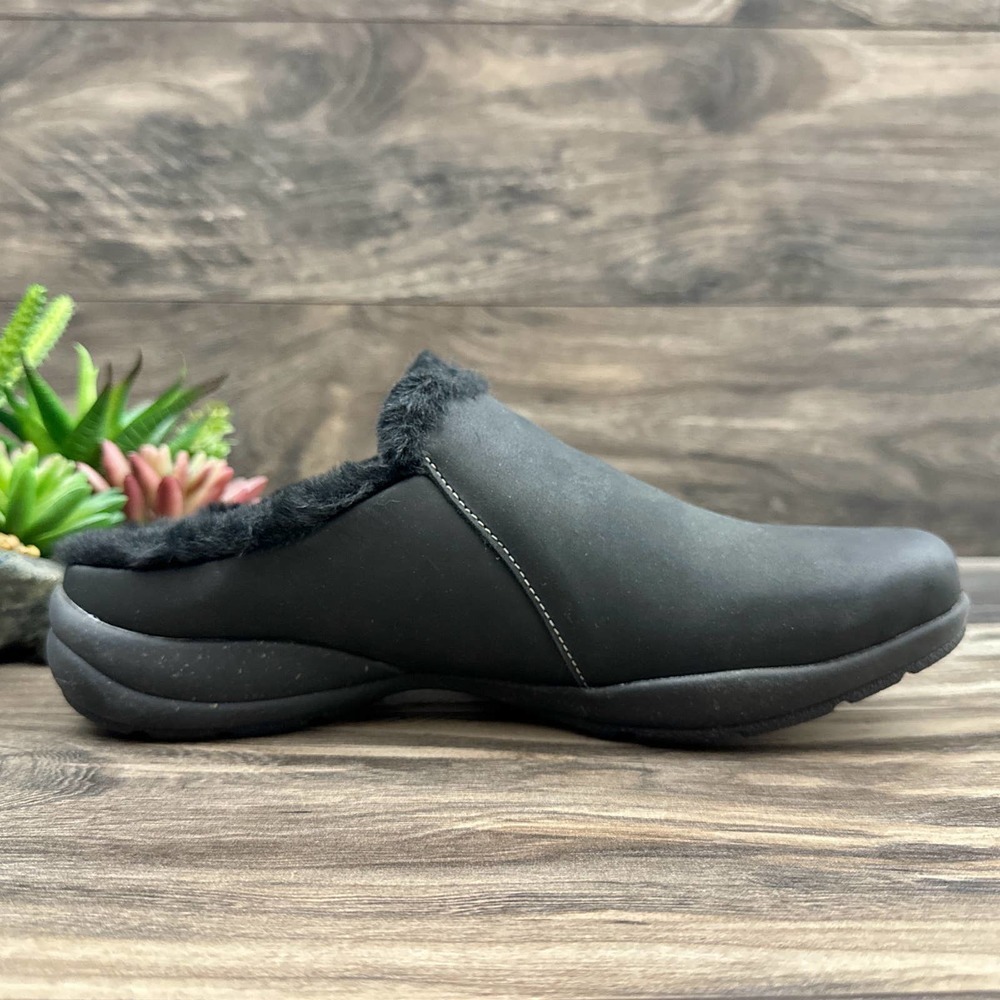 NIB Clarks Roseville 8.5M 39.5 Black Leather Faux Fur Lined Slip On Clogs - Picture 6 of 11